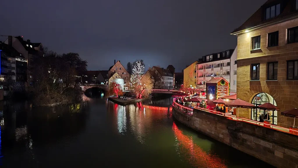 Río Pegnitz y centro histórico de Núremberg iluminados de noche.