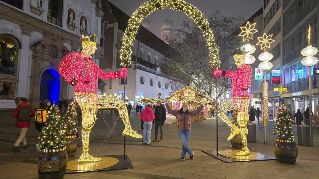 Decoración navideña iluminada en el centro de Múnich.