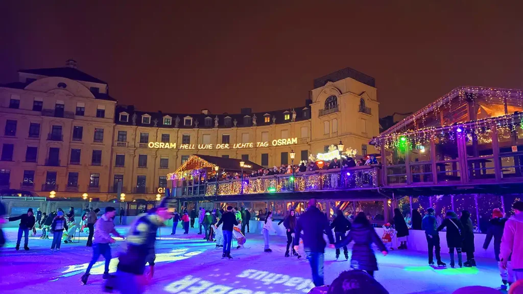 Pista de hielo Münchner Eiszauber en Karlsplatz.
