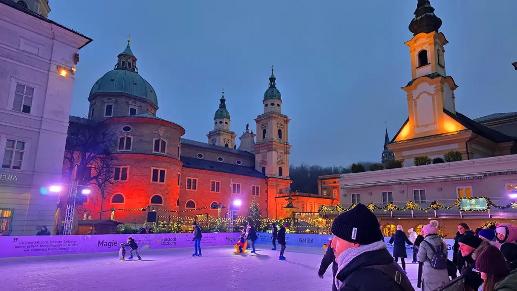 Pista de hielo de Mozartplatz en Salzburgo.