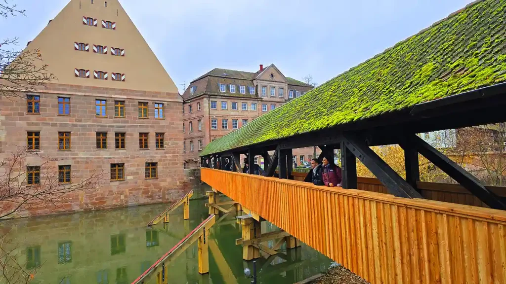 Puente del Verdugo (Henkersteg) sobre el río Pegnitz en Núremberg.