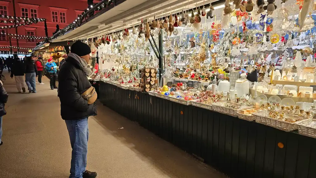 Puesto de adornos del mercadillo de Navidad de Salzburgo.