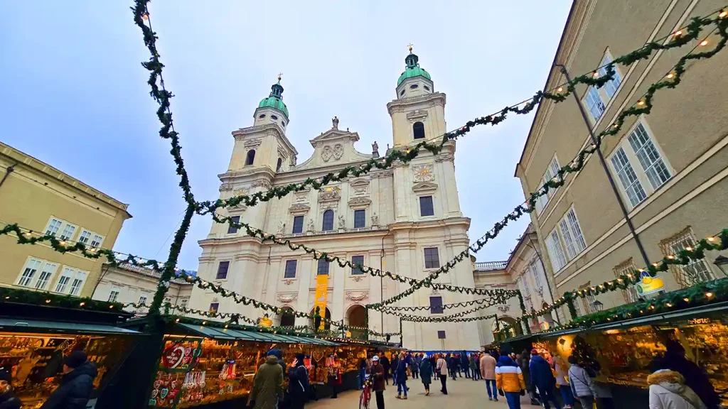 Salzburger Christkindlmarkt frente a la Catedral de Salzburgo.
