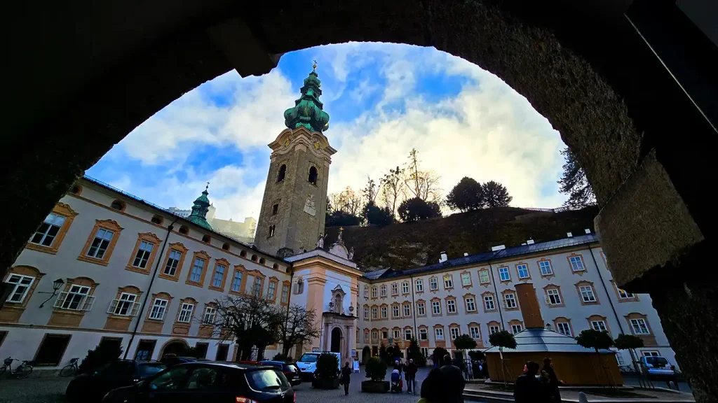 Edificio histórico del centro de Salzburgo durante nuestra ruta.