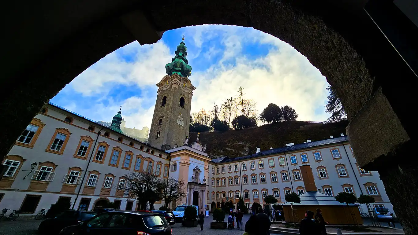Edificio histórico del centro de Salzburgo durante nuestra ruta.
