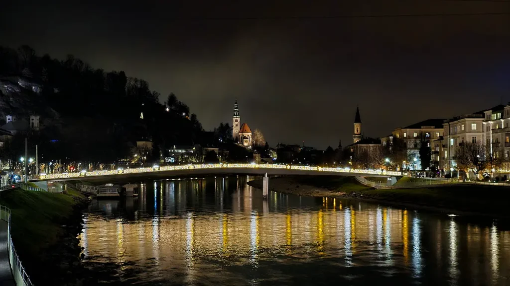Río Salzach y Salzburgo iluminados de noche.