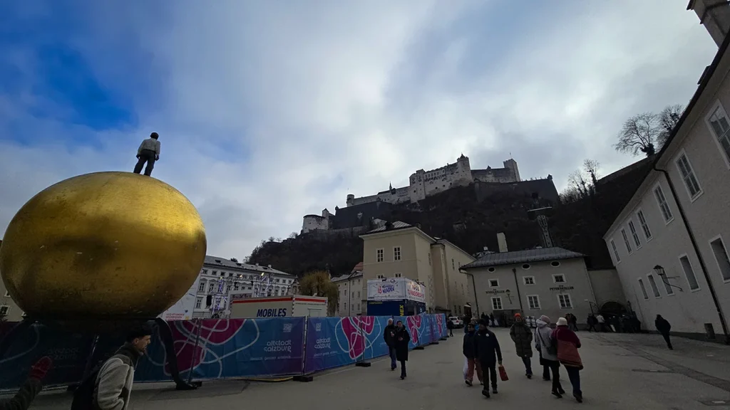 Sphaera de Kapitelplatz con la fortaleza de Hohensalzburg al fondo.