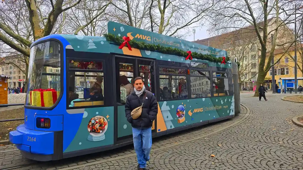 Christkindltram decorada de Navidad en Múnich.