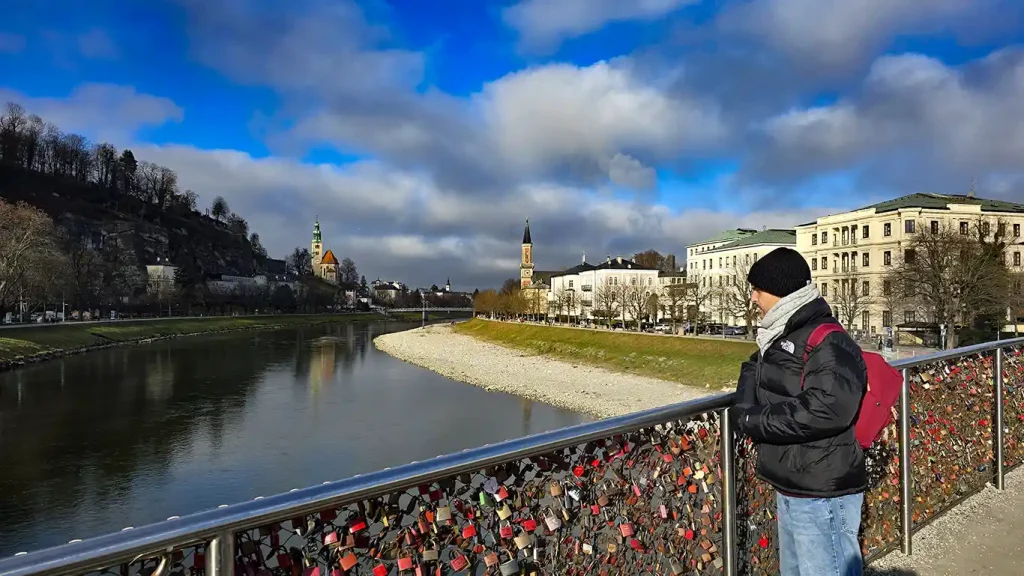 Vistas del río Salzach desde un puente de Salzburgo.